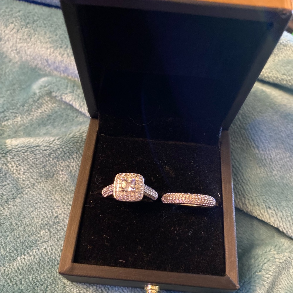 Beautiful little 925 silver cubic zirconia ring set